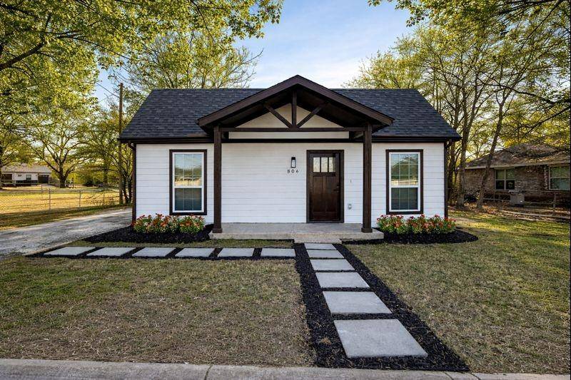 Waxahachie, TX 75165,806 E Jefferson Street