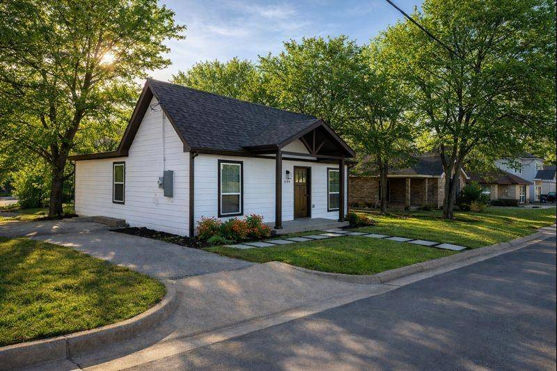 Waxahachie, TX 75165,806 E Jefferson Street