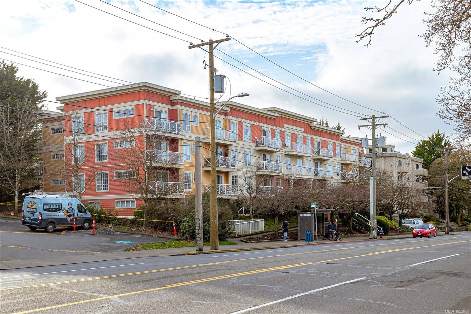 Victoria, BC V8T 2B3,1371 Hillside Ave #PH 10