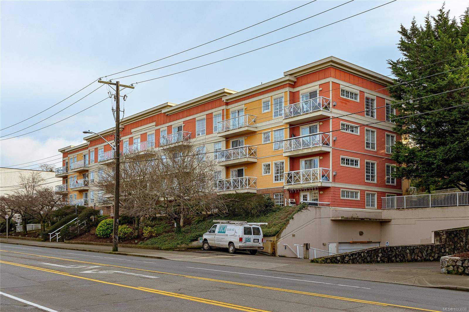 Victoria, BC V8T 2B3,1371 Hillside Ave #PH 10