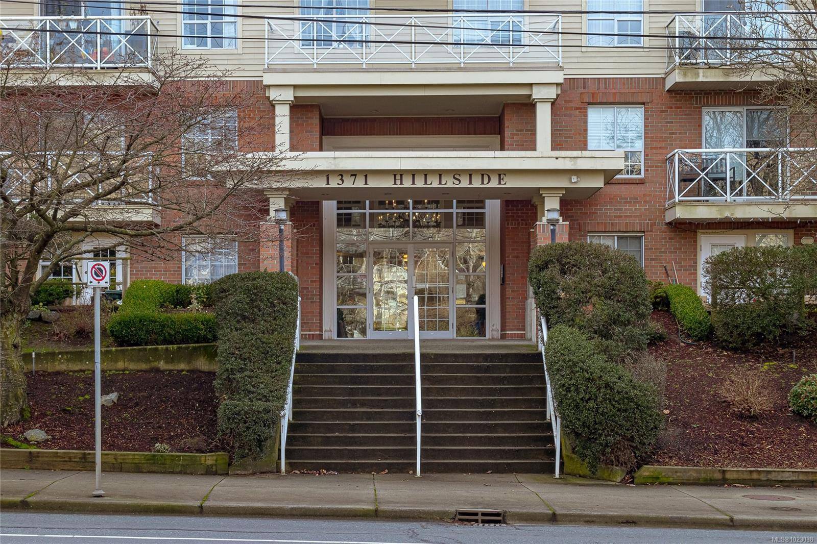 Victoria, BC V8T 2B3,1371 Hillside Ave #PH 10