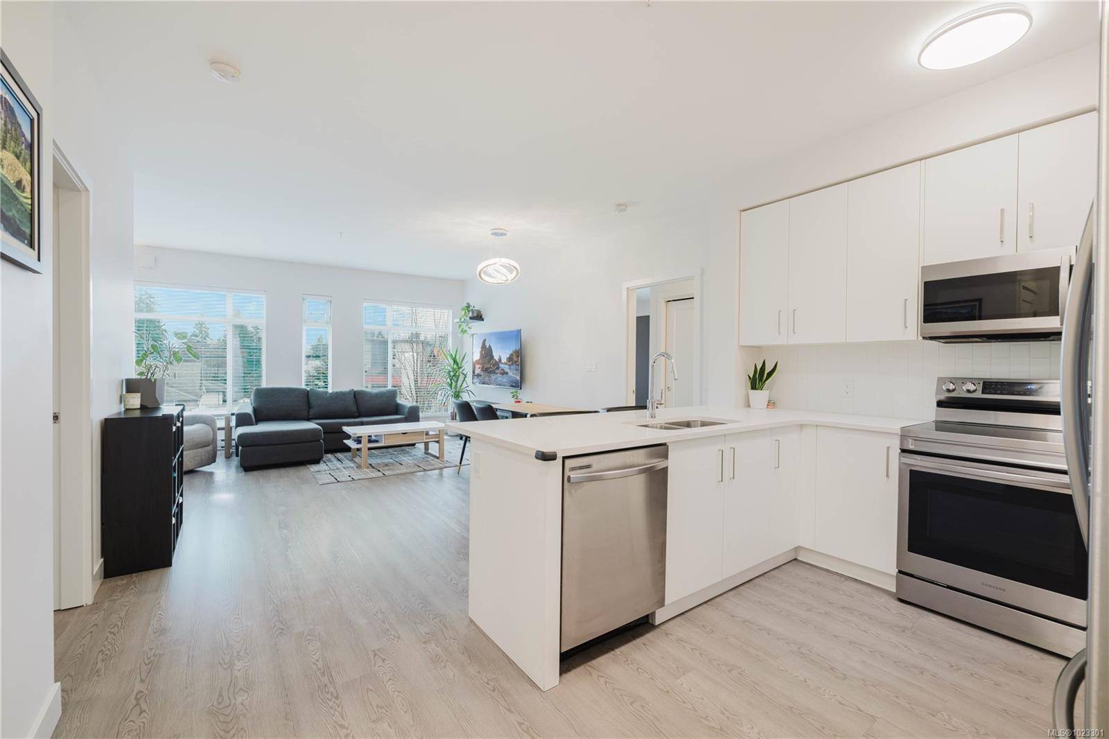 Langford, BC V9B 0X7,707 Treanor Ave #202