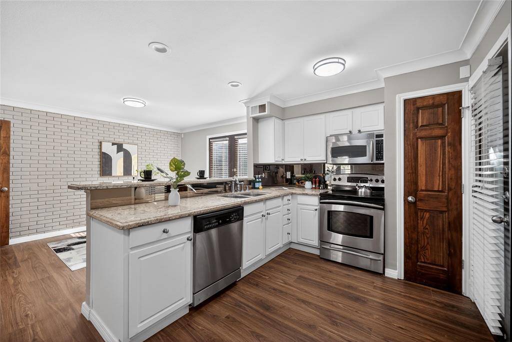 Dallas, TX 75230,10109 Regal Park Lane #117