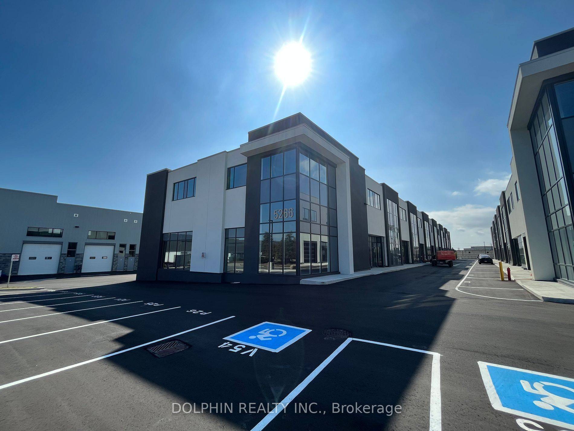 Mississauga, ON L4W 5E1,5266 Solar DR E #B106