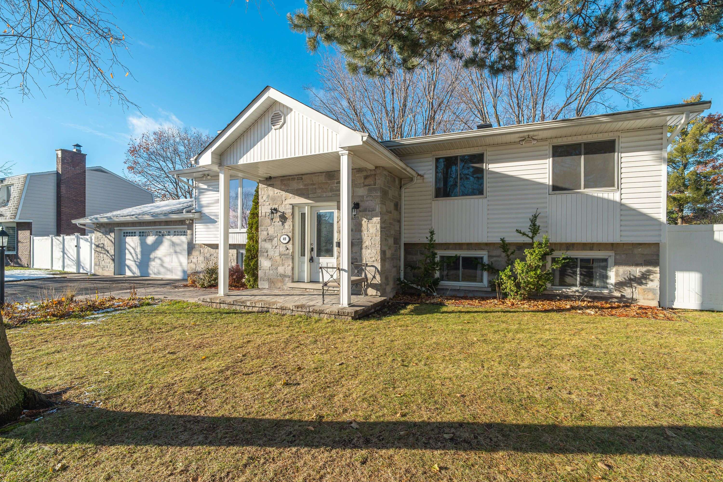 Barrhaven, ON K2J 1B1,49 Larkin DR