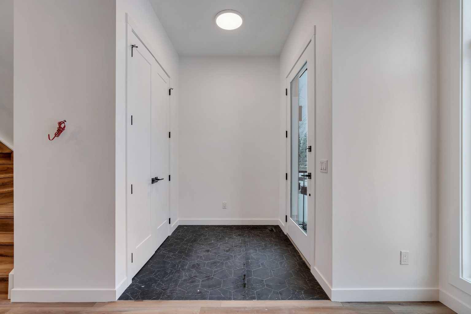 Calgary, AB T3B 2B3,8633 48 AVE NW