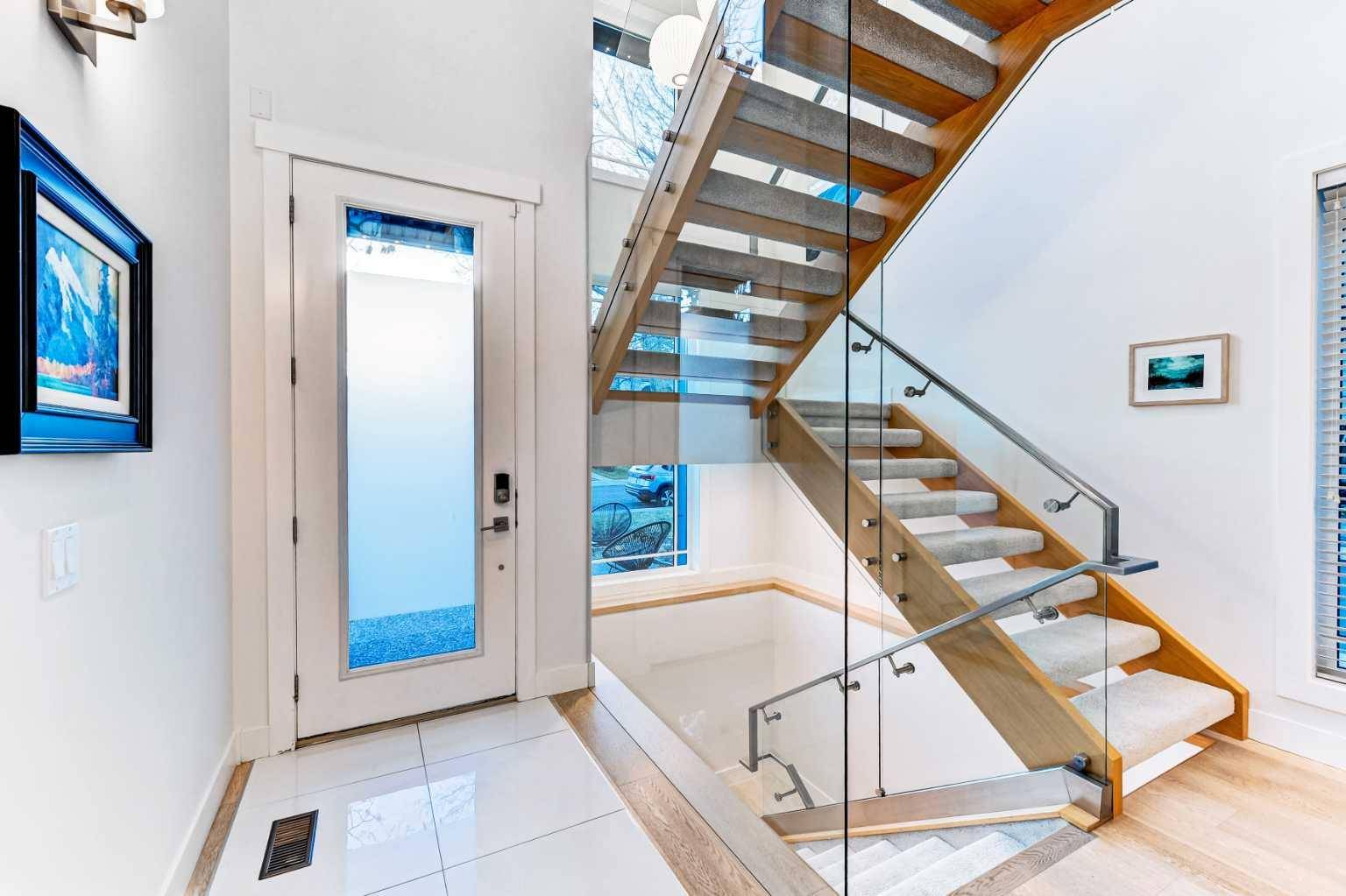 Calgary, AB T2N 2Y3,116 34A ST NW