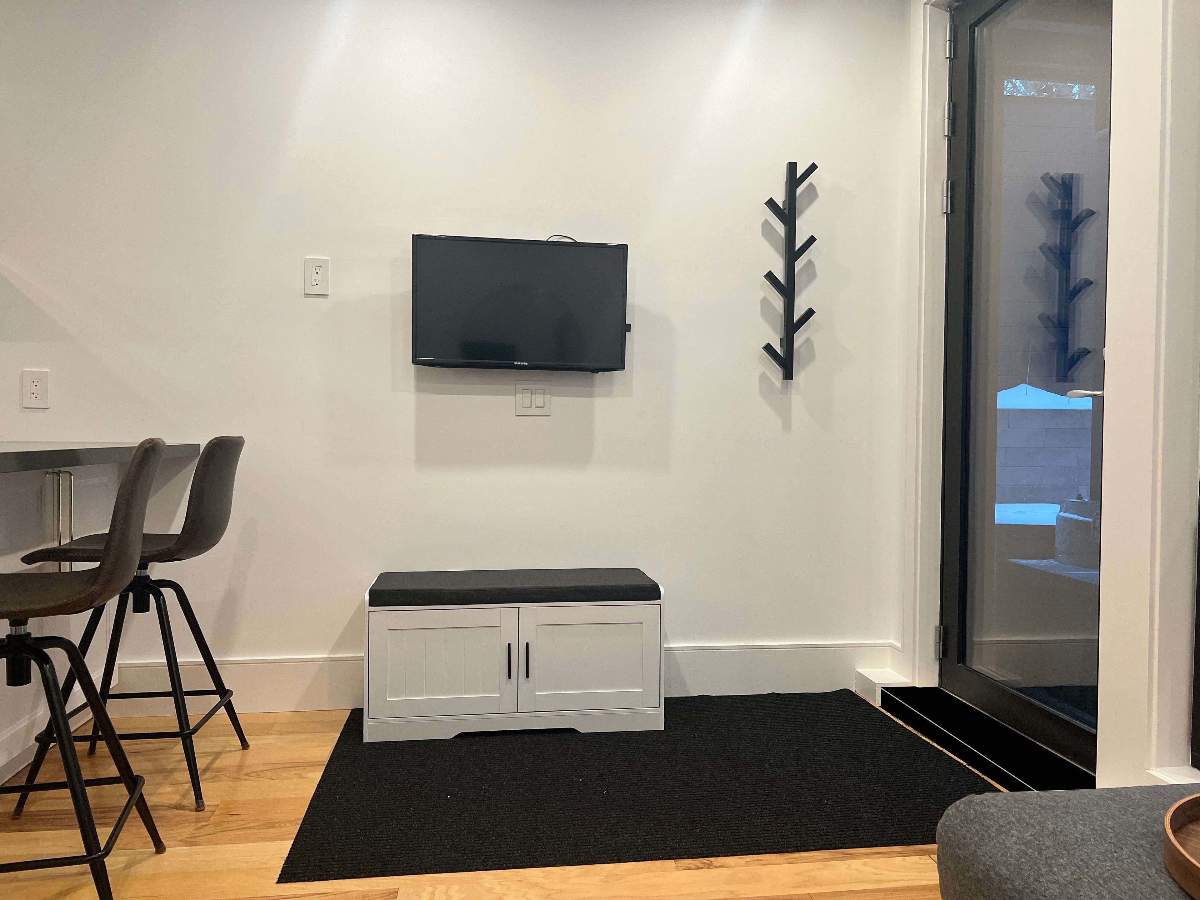 Toronto E03, ON M4B 2X8,7 Glen Eden CRES #Basement