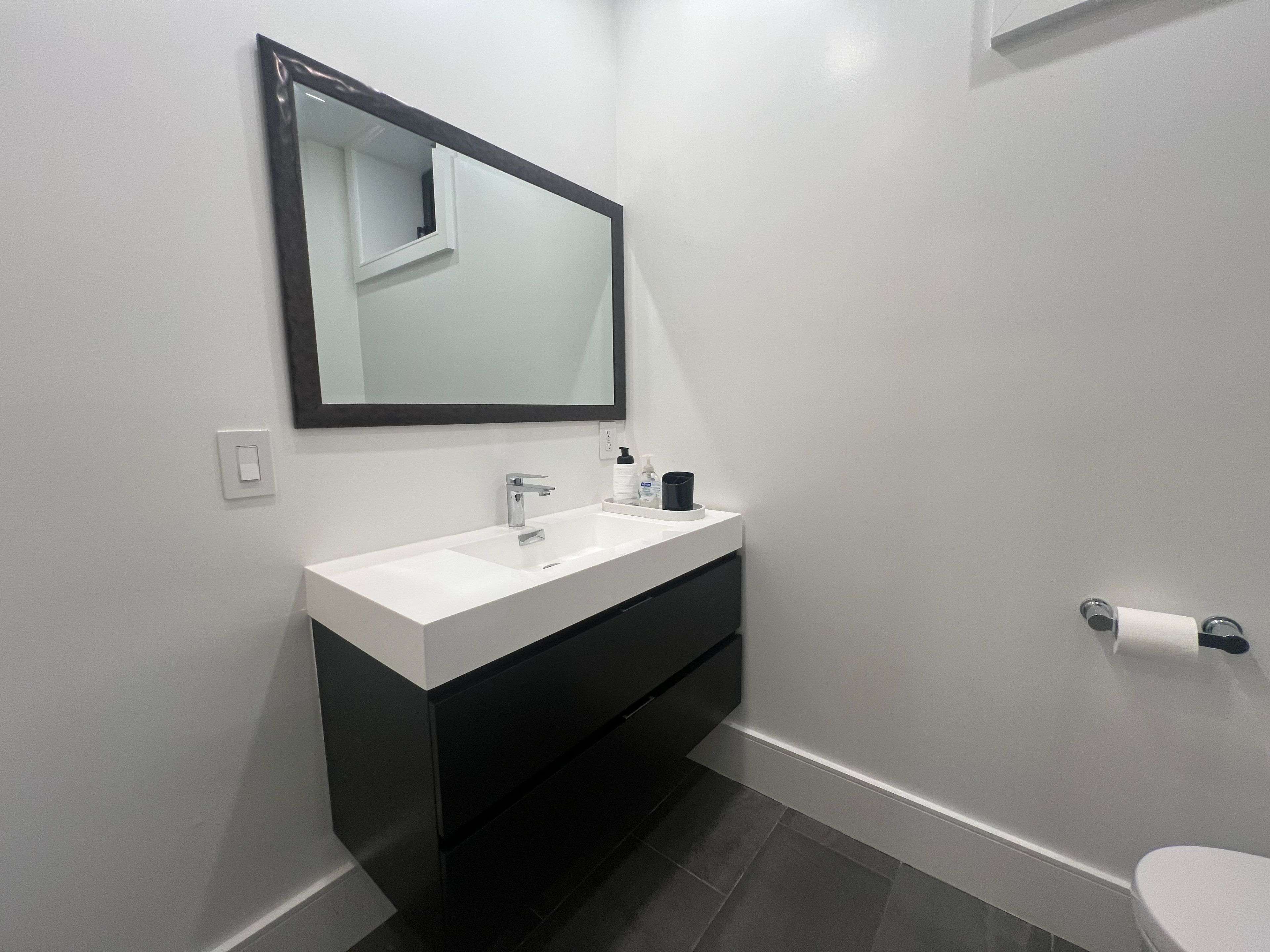 Toronto E03, ON M4B 2X8,7 Glen Eden CRES #Basement