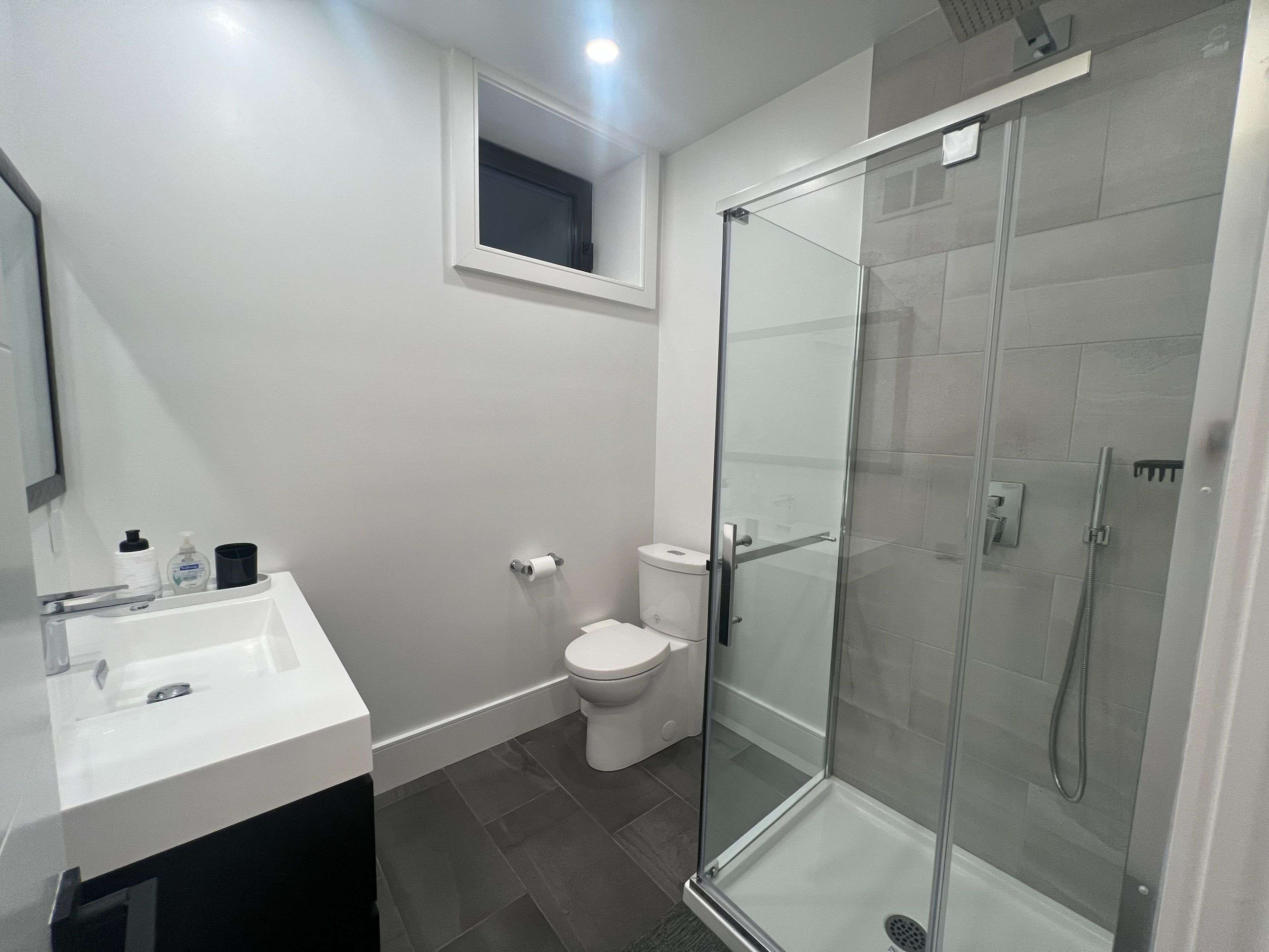 Toronto E03, ON M4B 2X8,7 Glen Eden CRES #Basement