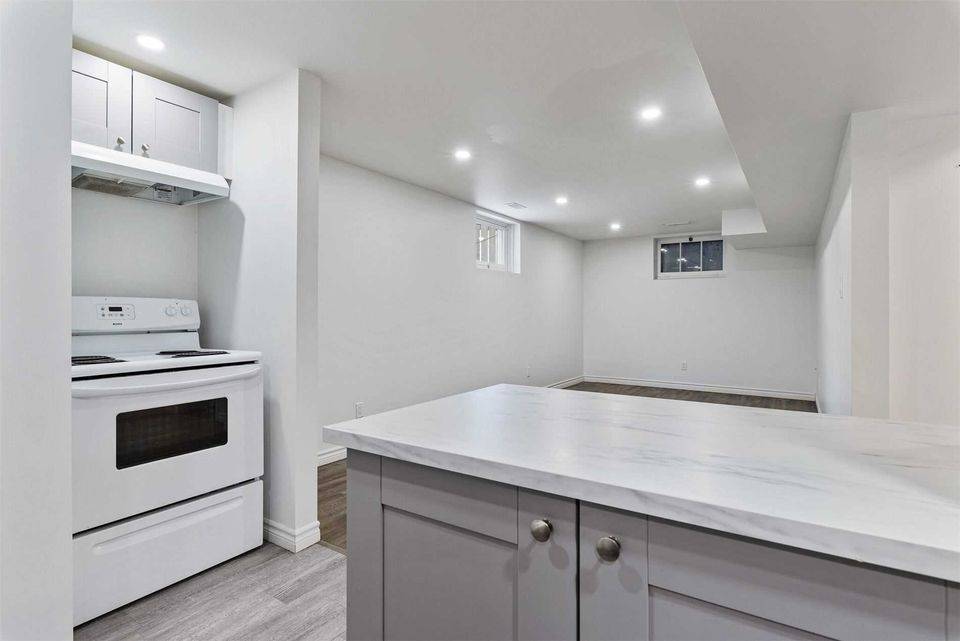 Barrie, ON L4N 1Z8,12 Boys ST N