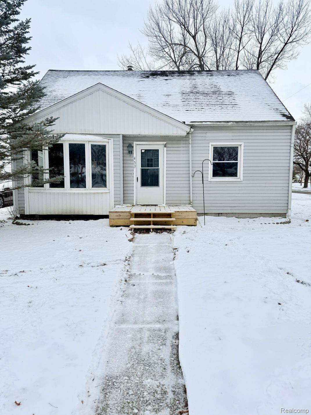 Adrian, MI 49221,453 Riverside AVE