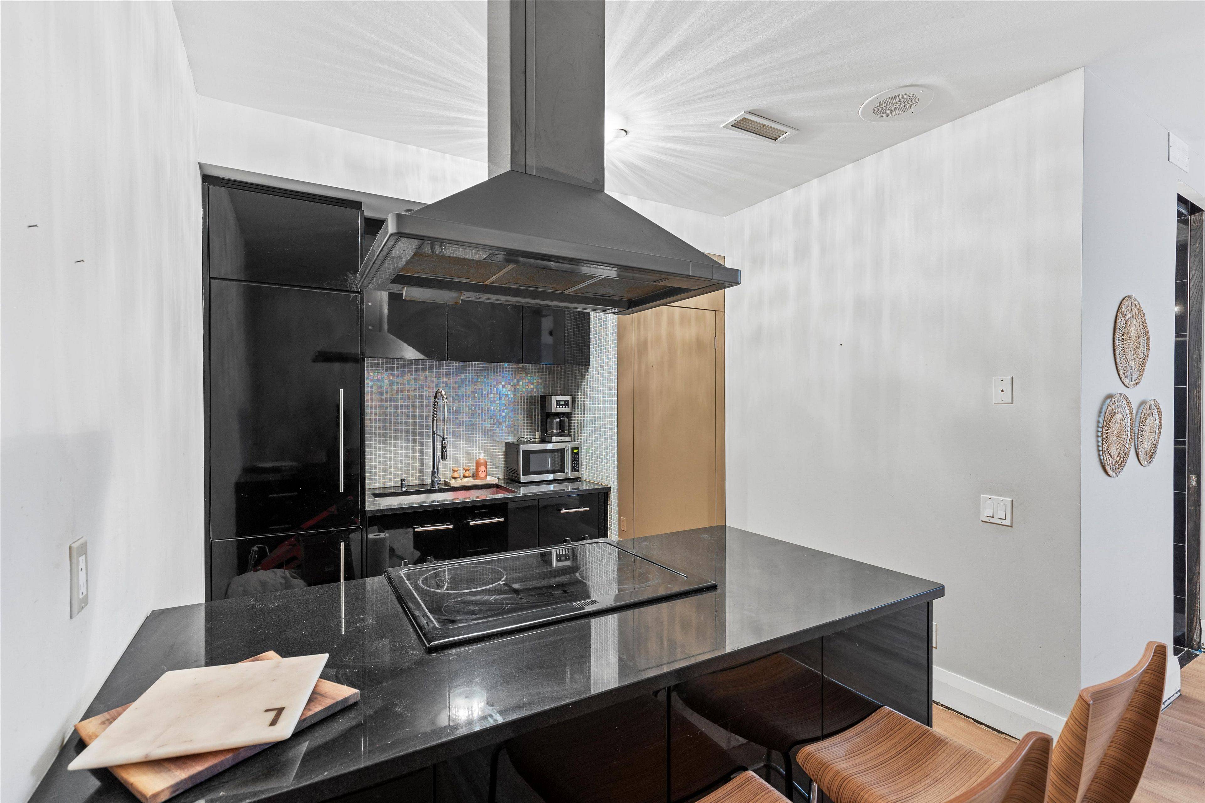 Toronto C01, ON M5V 3G8,393 King ST W #1201