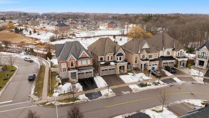 Aurora, ON L4G 0T9,95 Strawbridge Farm DR