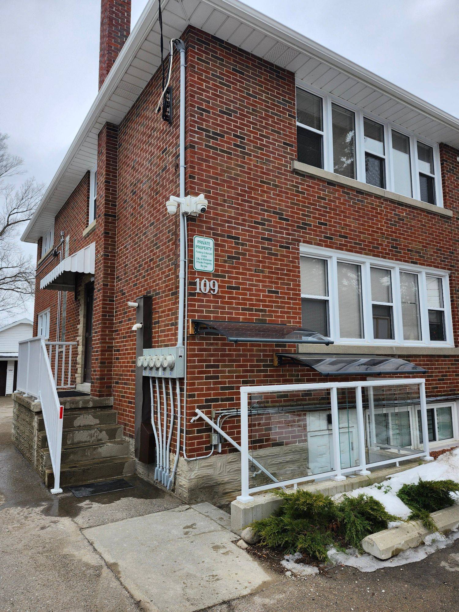 Kitchener, ON N2B 1Y9,109 Bruce ST #2