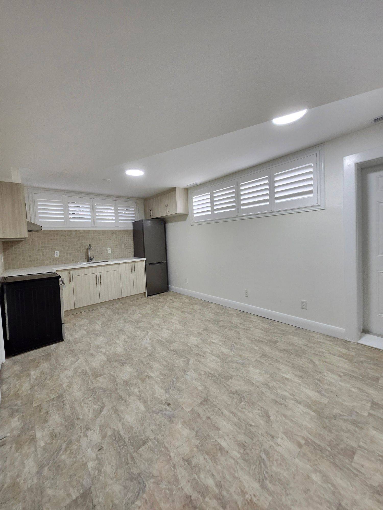 Kitchener, ON N2B 1Y9,109 Bruce ST #2