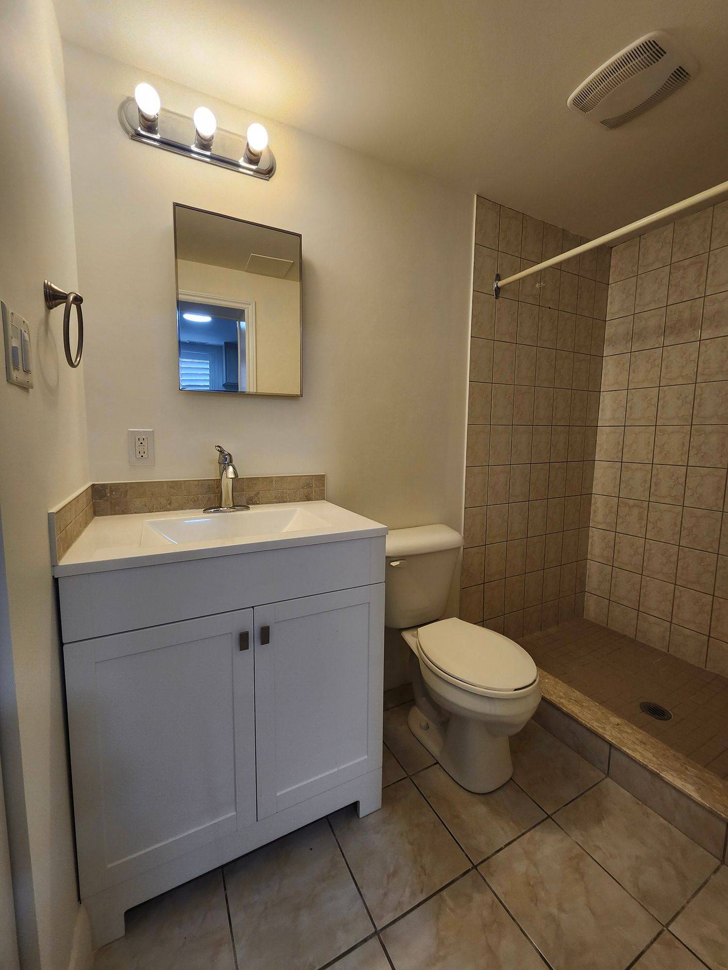 Kitchener, ON N2B 1Y9,109 Bruce ST #2