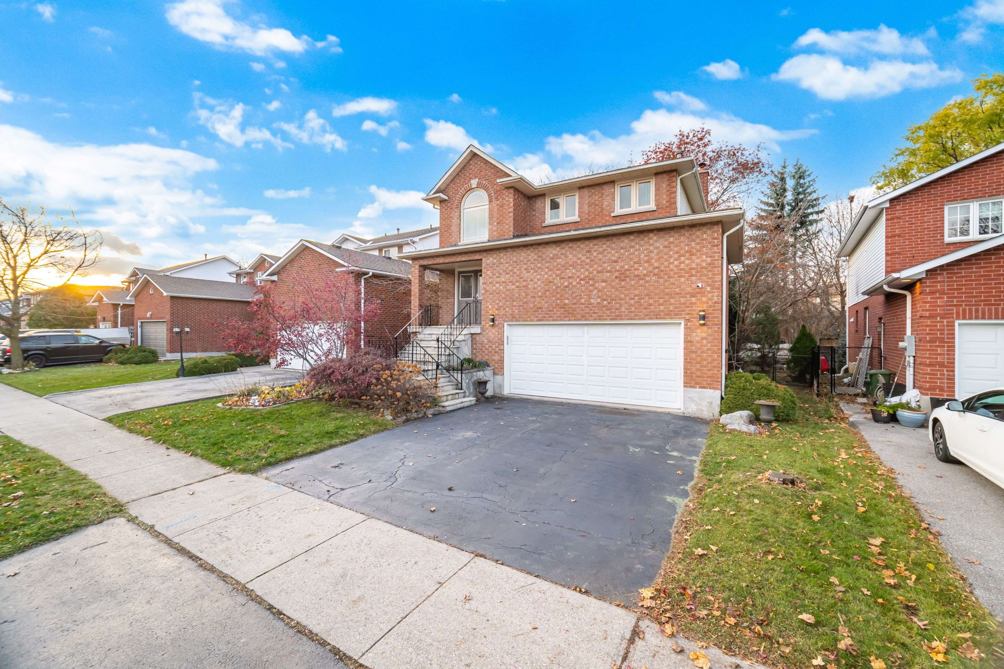 Hamilton, ON L8B 0E1,3 Longyear DR