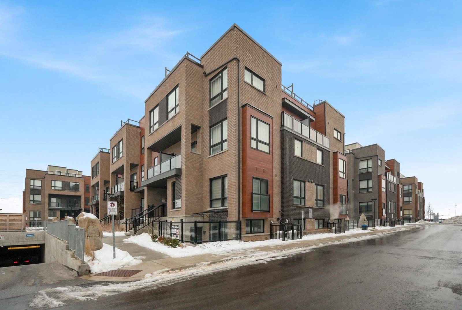 Newmarket, ON L3Y 0H3,15 Lytham Green CIR #15