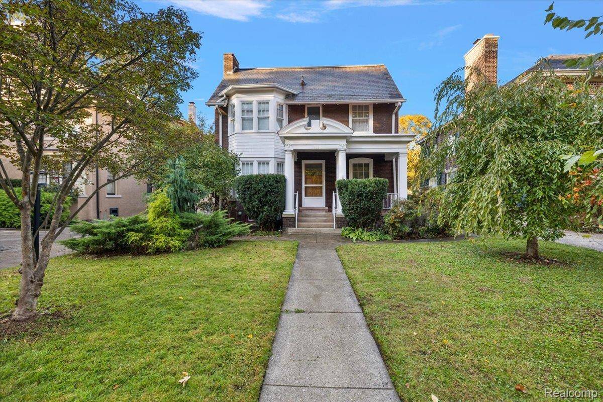 Detroit, MI 48214,2233 Iroquois ST
