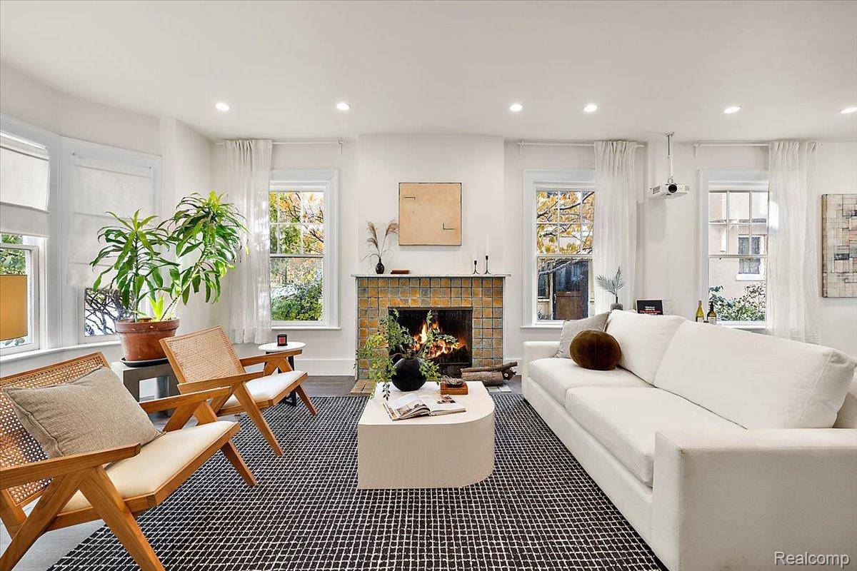 Detroit, MI 48214,2233 Iroquois ST