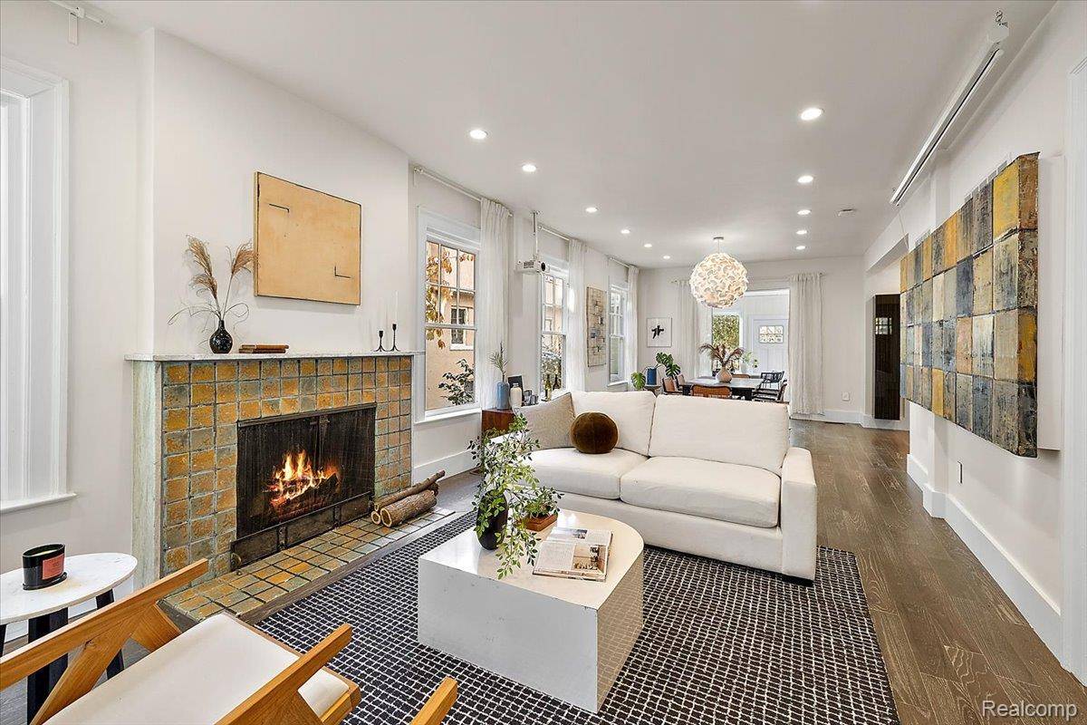 Detroit, MI 48214,2233 Iroquois ST