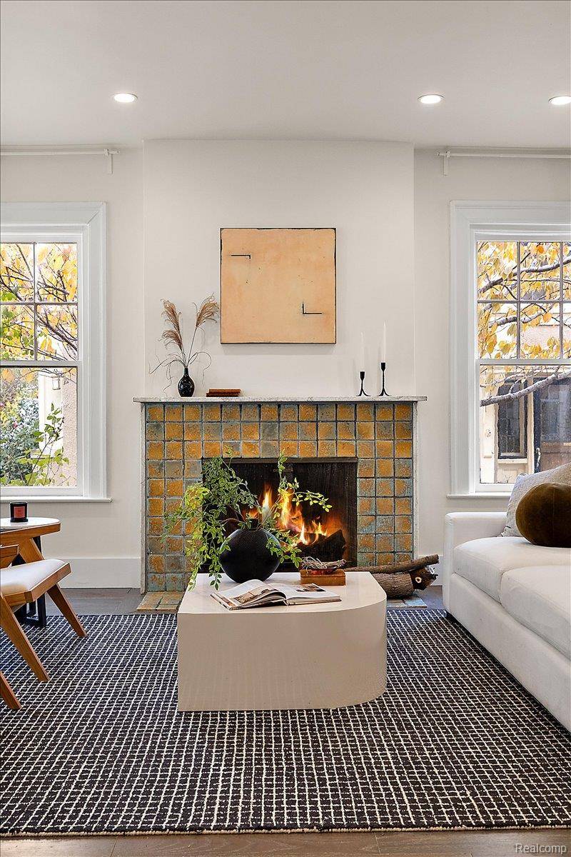 Detroit, MI 48214,2233 Iroquois ST