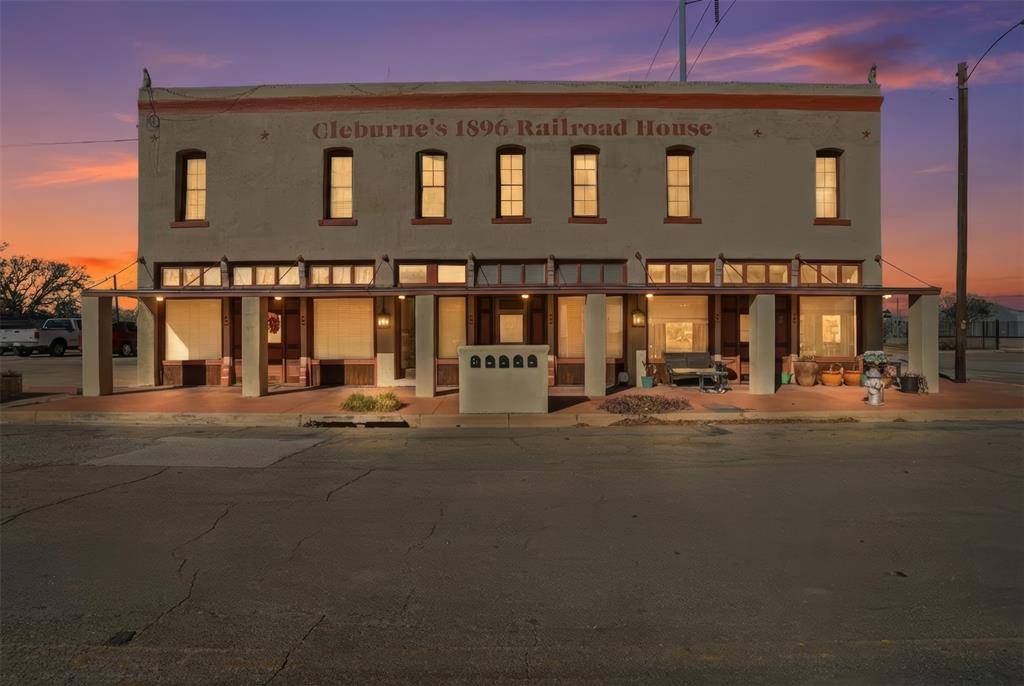 Cleburne, TX 76031,419-423 E Henderson Street