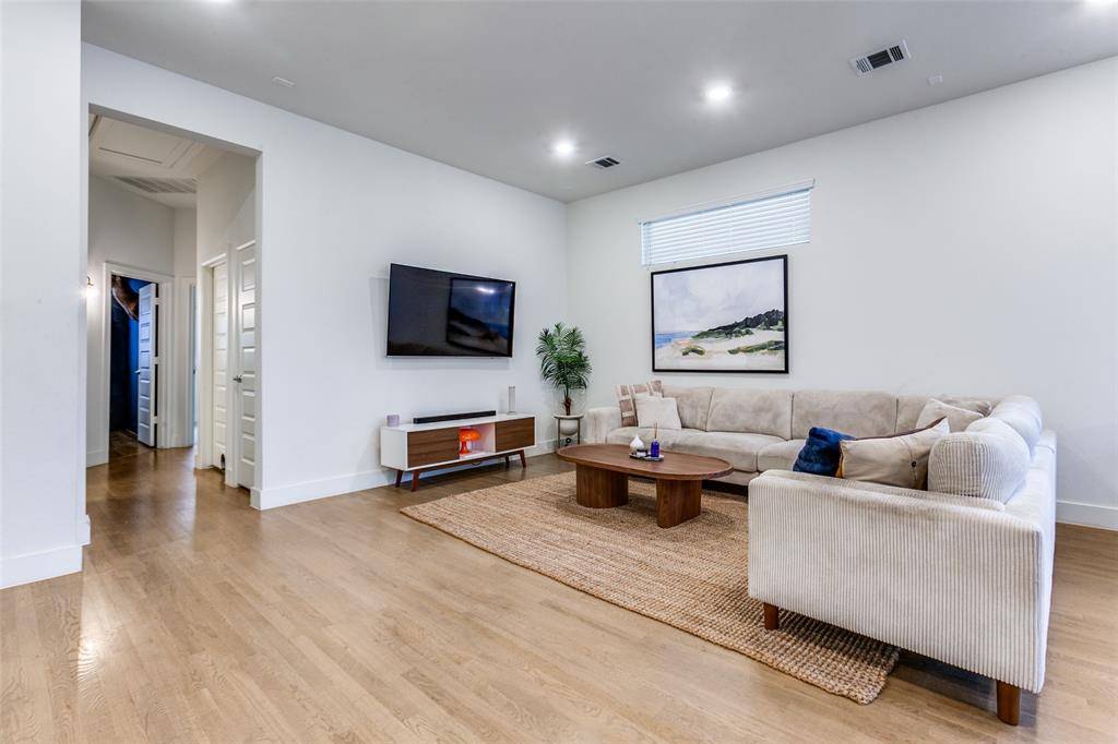 Dallas, TX 75231,8209 Laflin Lane