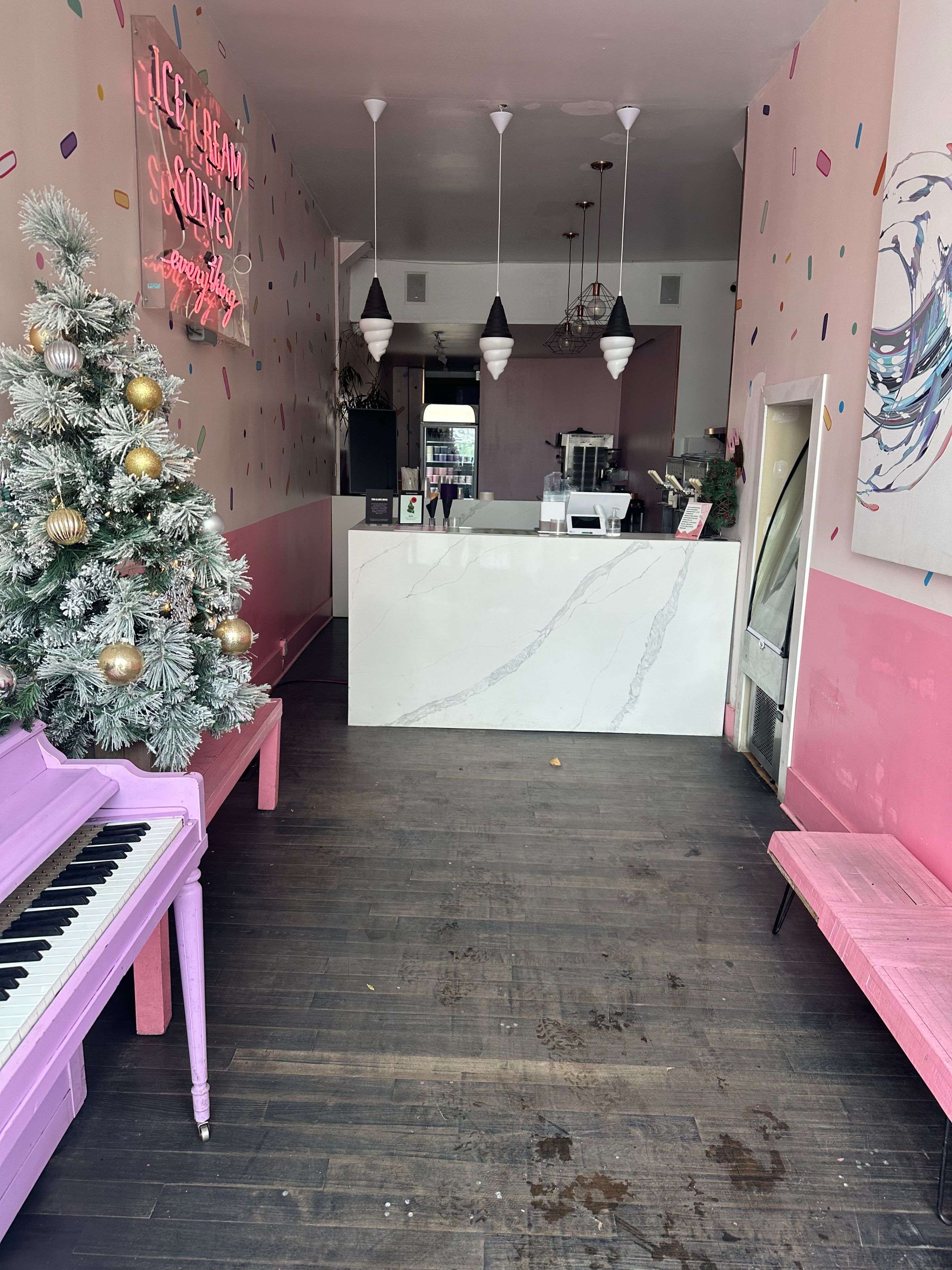 Toronto C01, ON M6J 1G1,831 Queen ST W #Main