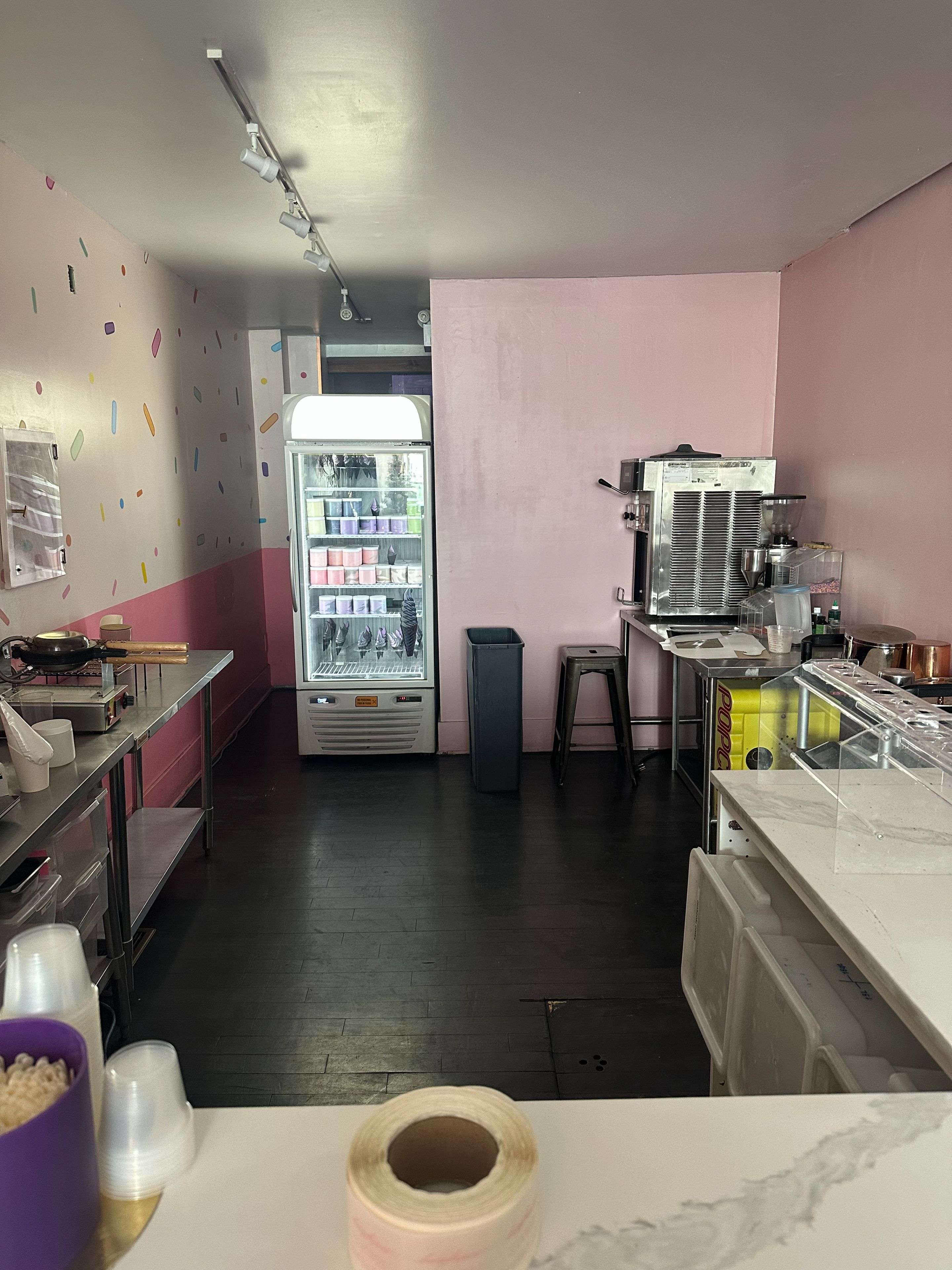 Toronto C01, ON M6J 1G1,831 Queen ST W #Main