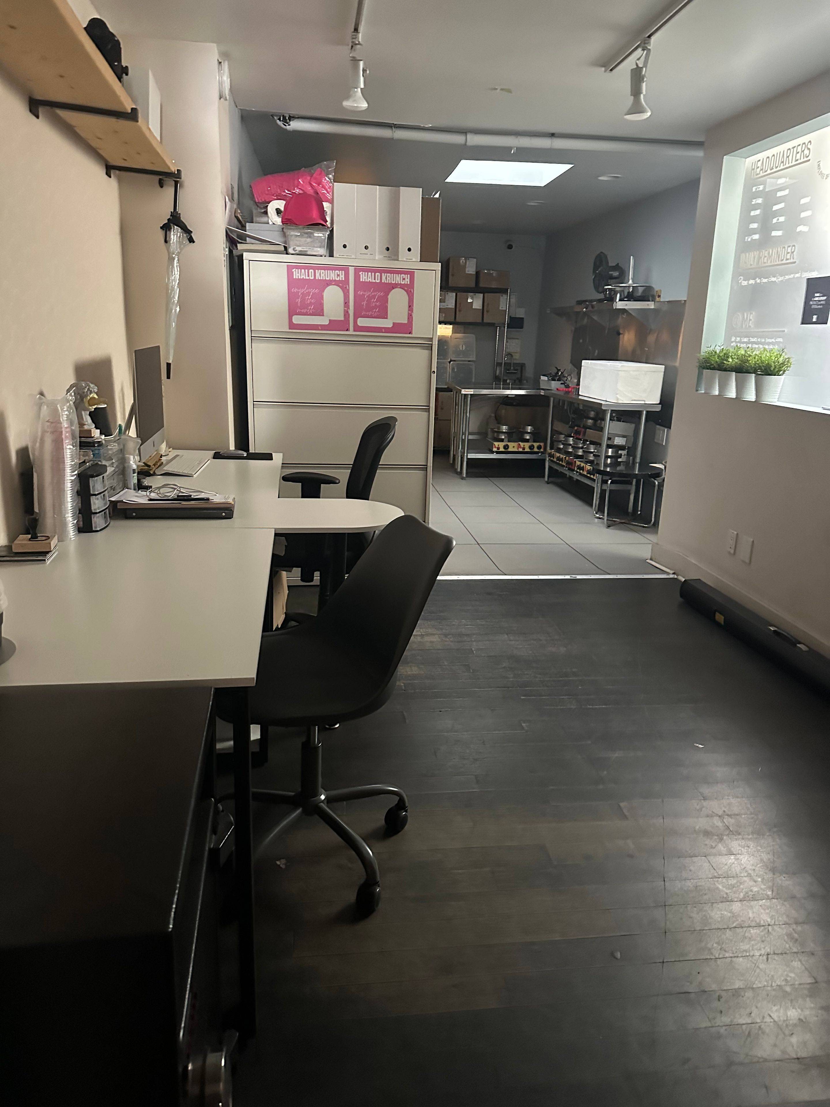 Toronto C01, ON M6J 1G1,831 Queen ST W #Main