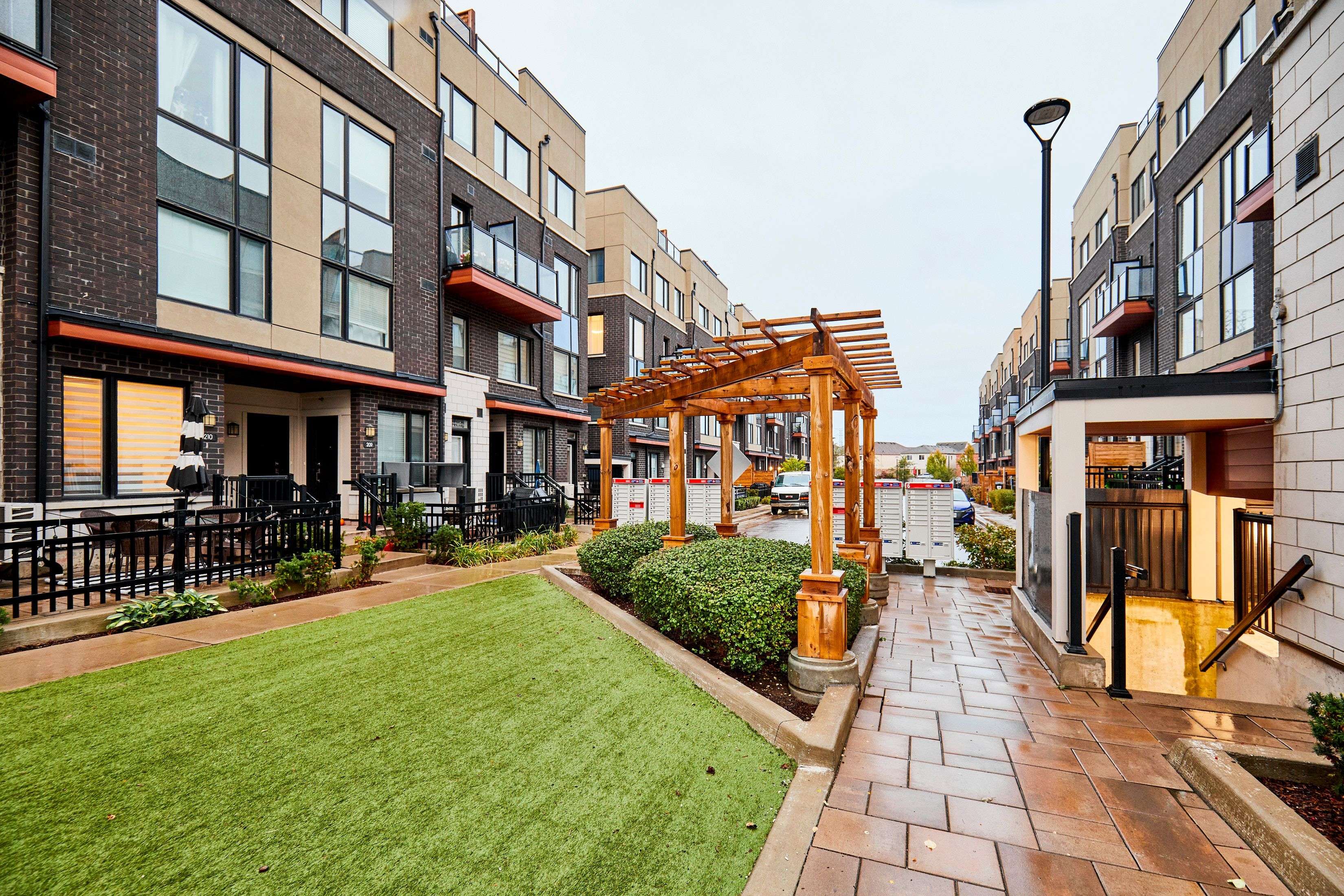 Pickering, ON L1V 0E9,1555 Kingston RD #114