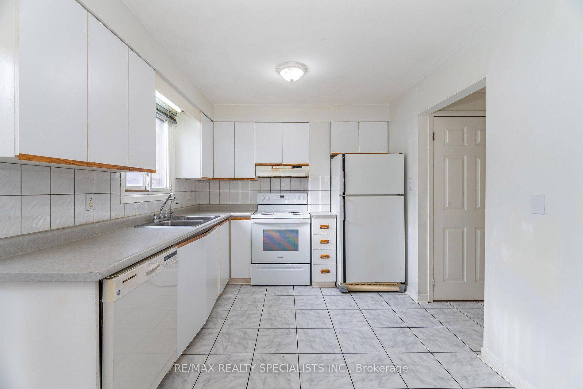 Vaughan, ON L4K 2B8,8 New Seabury DR