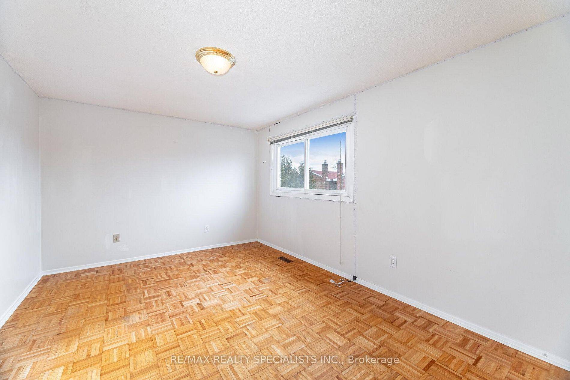 Vaughan, ON L4K 2B8,8 New Seabury DR