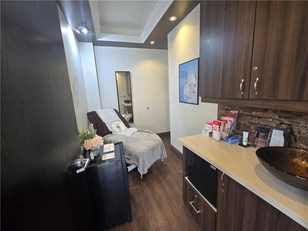 Mississauga, ON L5B 2N5,4033 Hurontario ST #1