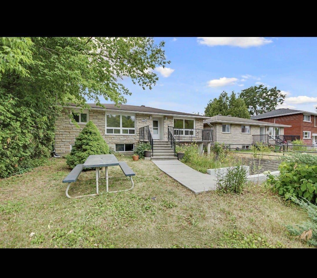 Hunt Club - South Keys And Area, ON K1V 6A9,1254 Heron RD #Main