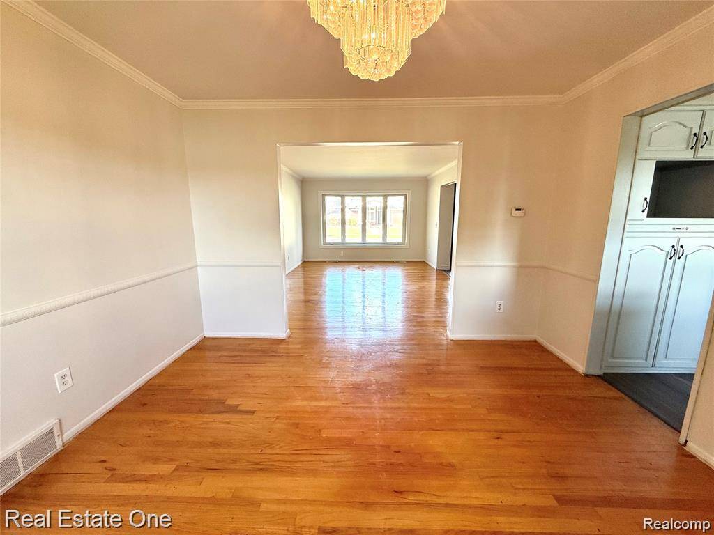 Dearborn Heights, MI 48127,26211 SIMONE ST