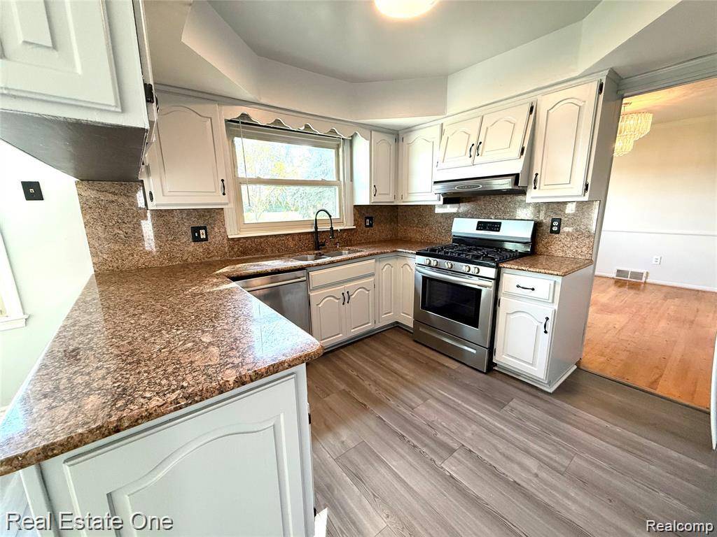 Dearborn Heights, MI 48127,26211 SIMONE ST