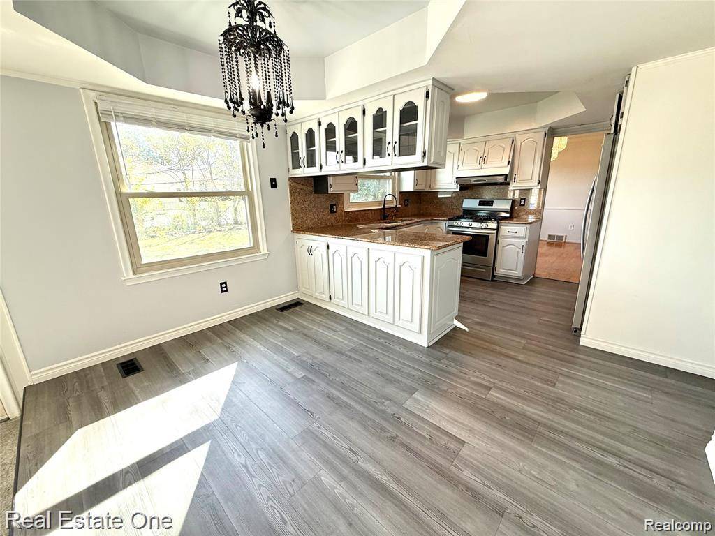 Dearborn Heights, MI 48127,26211 SIMONE ST