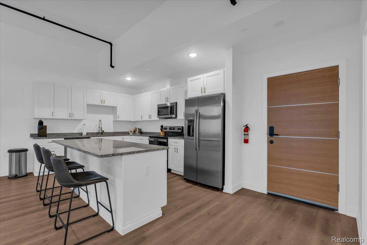 Wyandotte, MI 48192,166 Oak ST #PH5