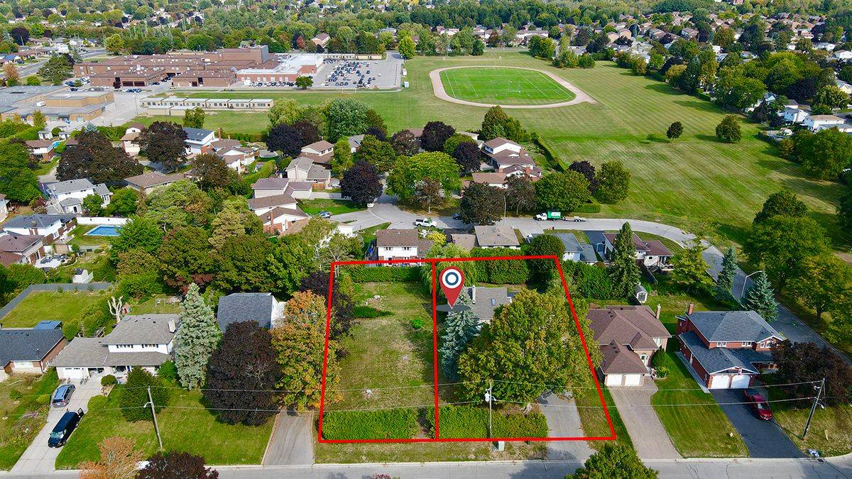 Oshawa, ON L1G 1N8,900&904 Parklane AVE