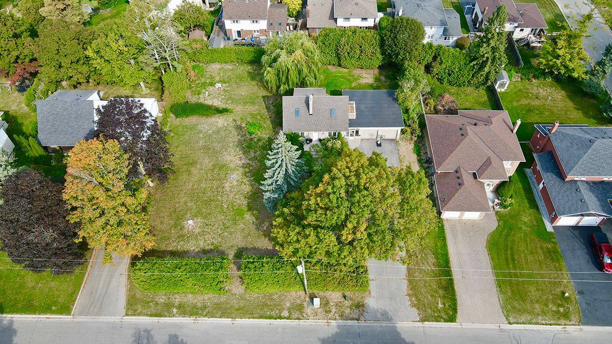 Oshawa, ON L1G 1N8,900&904 Parklane AVE