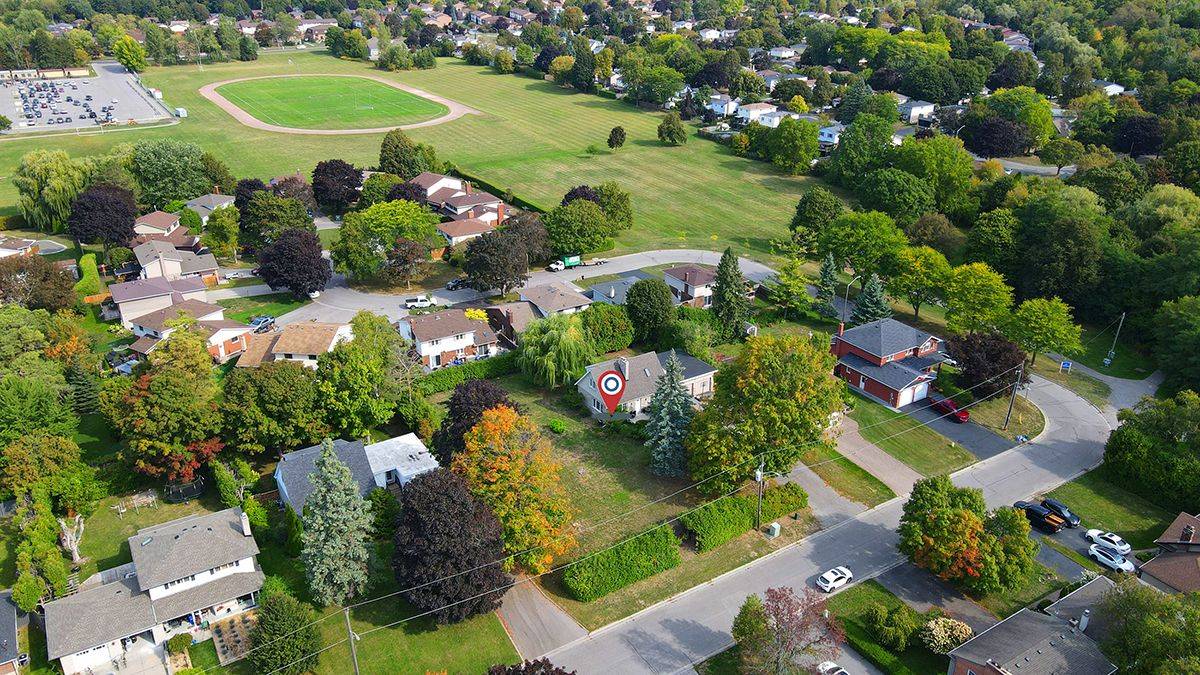 Oshawa, ON L1G 1N8,900&904 Parklane AVE