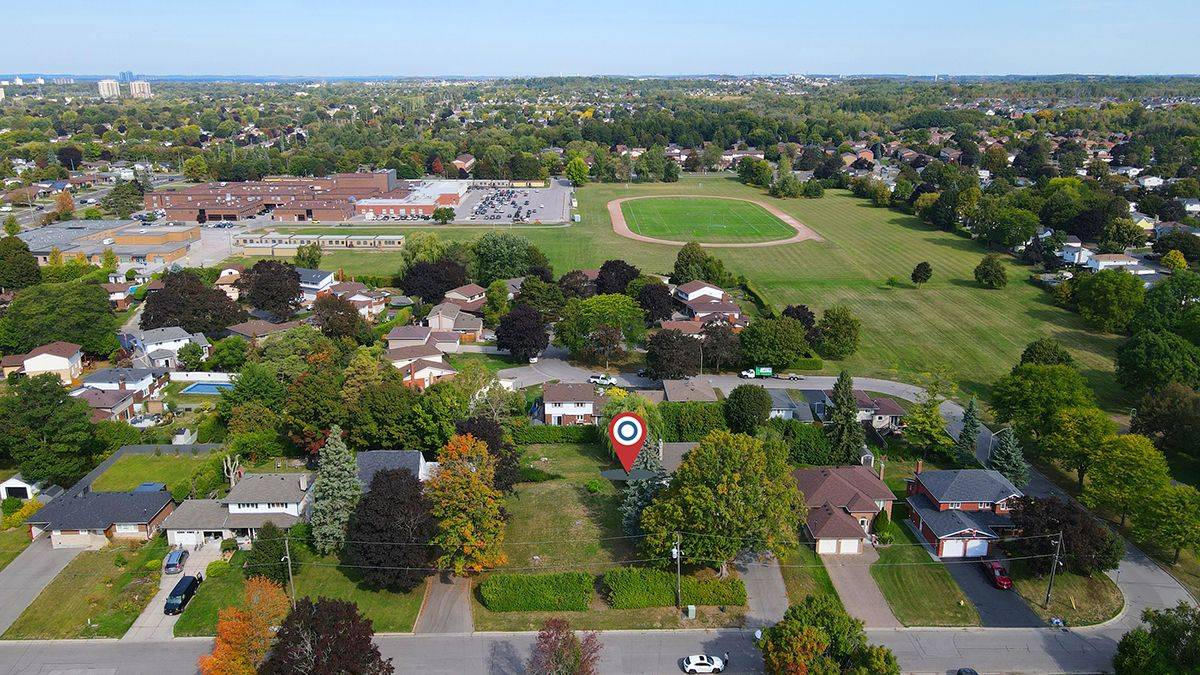 Oshawa, ON L1G 1N8,900&904 Parklane AVE