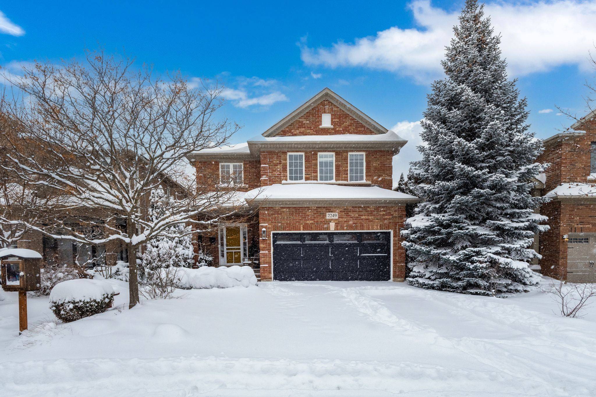 Oakville, ON L6M 4C6,2249 Woodcrest DR
