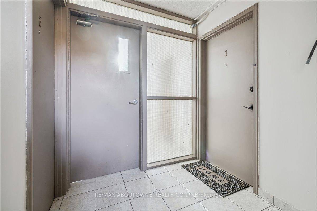 Burlington, ON L7R 3T3,2350 Queensway DR #1