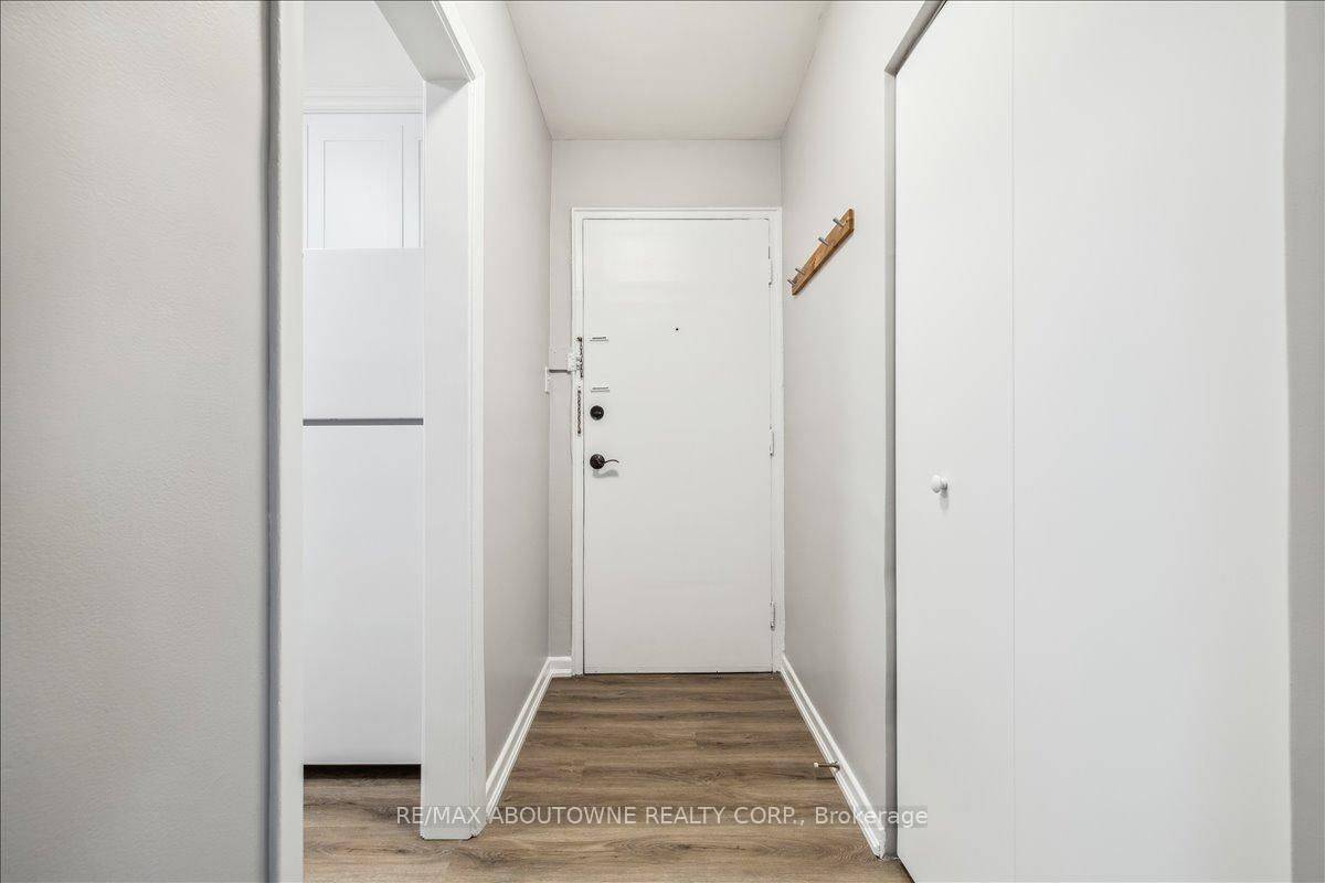 Burlington, ON L7R 3T3,2350 Queensway DR #1