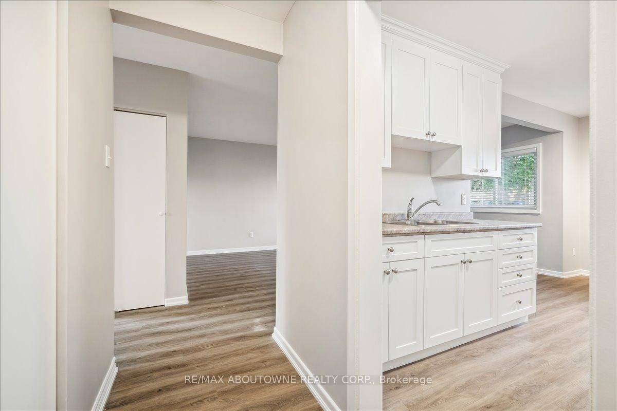 Burlington, ON L7R 3T3,2350 Queensway DR #1