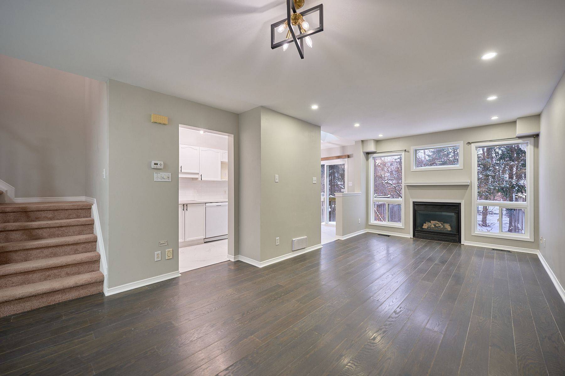 Kanata, ON K2T 1E1,71 Hemlo CRES